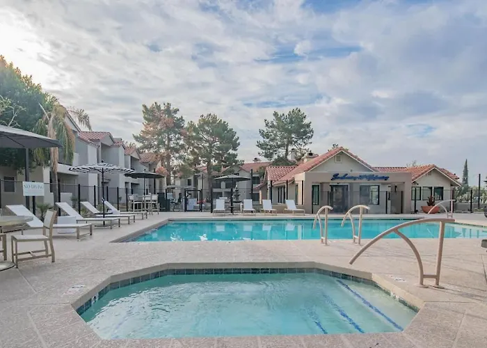 Cozy Kingbed Golf Pickleball Pool Hot Tub Parkng Apartment