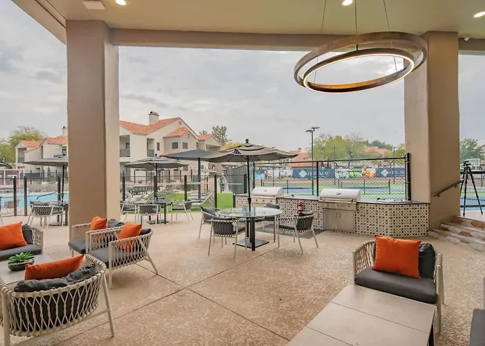 Cozy Kingbed Golf Pickleball Pool Hot Tub Parkng Apartament