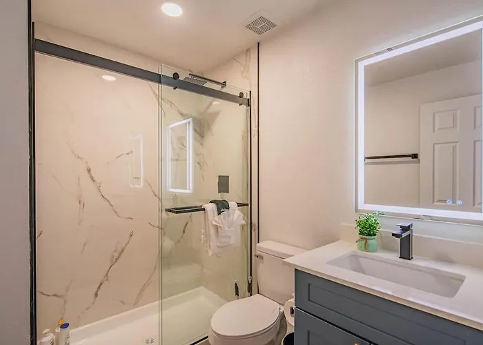 Cozy Kingbed Golf Pickleball Pool Hot Tub Parkng Apartment