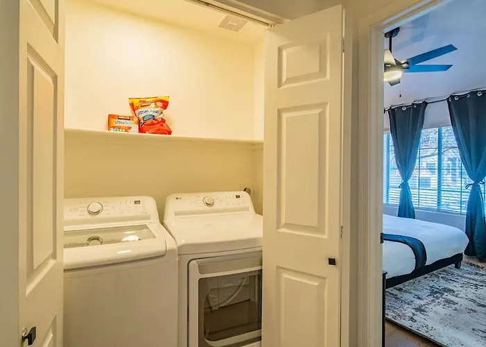 Cozy Kingbed Golf Pickleball Pool Hot Tub Parkng Apartment *